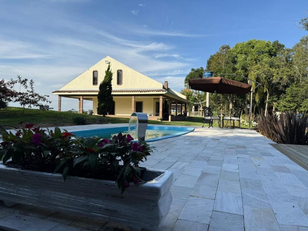 Piscina e jardim da Chácara Villaverla