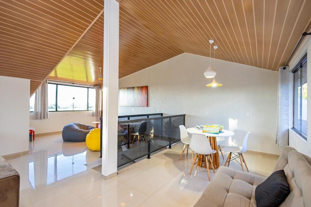 Sala de estar integrada à sala de jantar no piso superior
