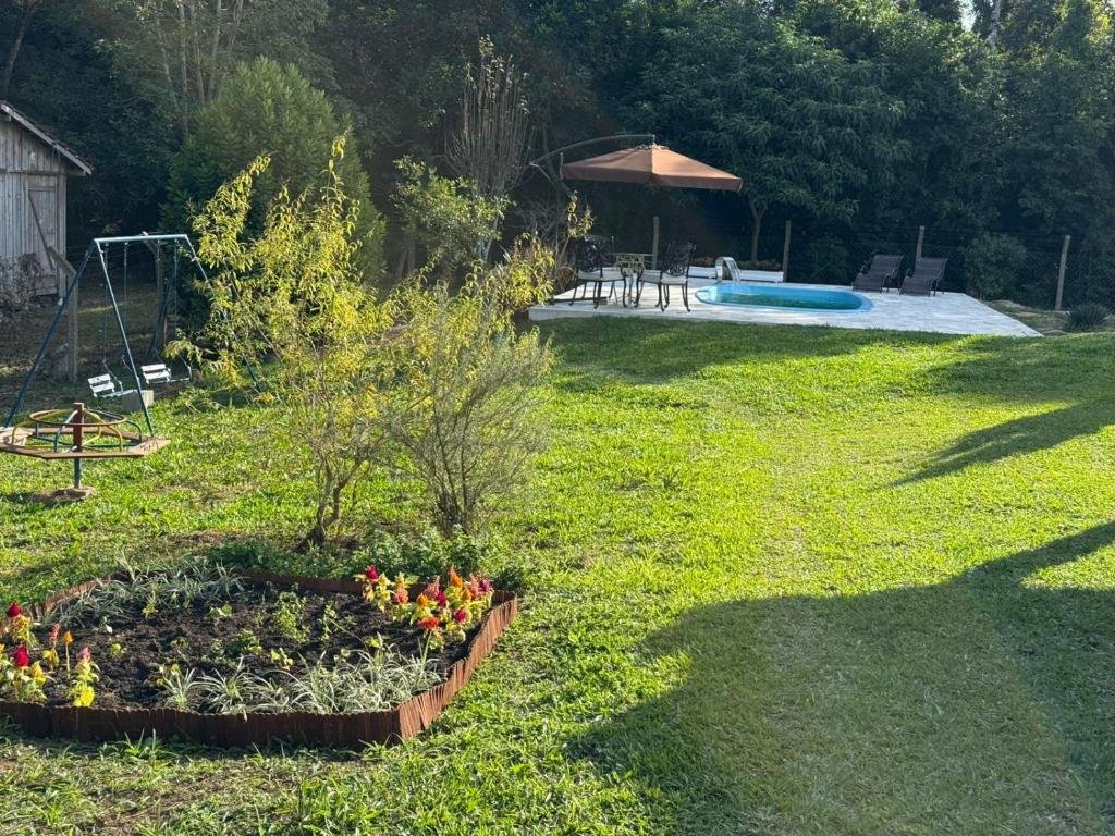 Jardim com playground e vista para a piscina