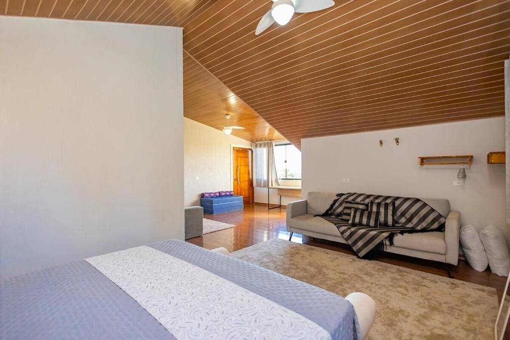 Suíte ampla com sofá e cama