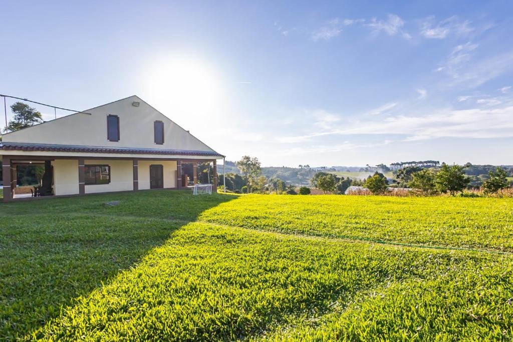 Vista da casa com gramado amplo