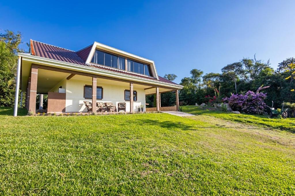 Fachada da casa com jardim florido