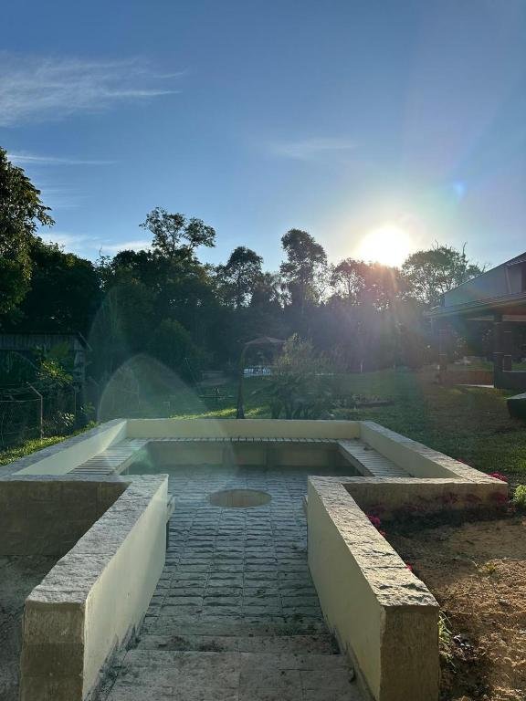 Fonte de pedra no jardim ao amanhecer