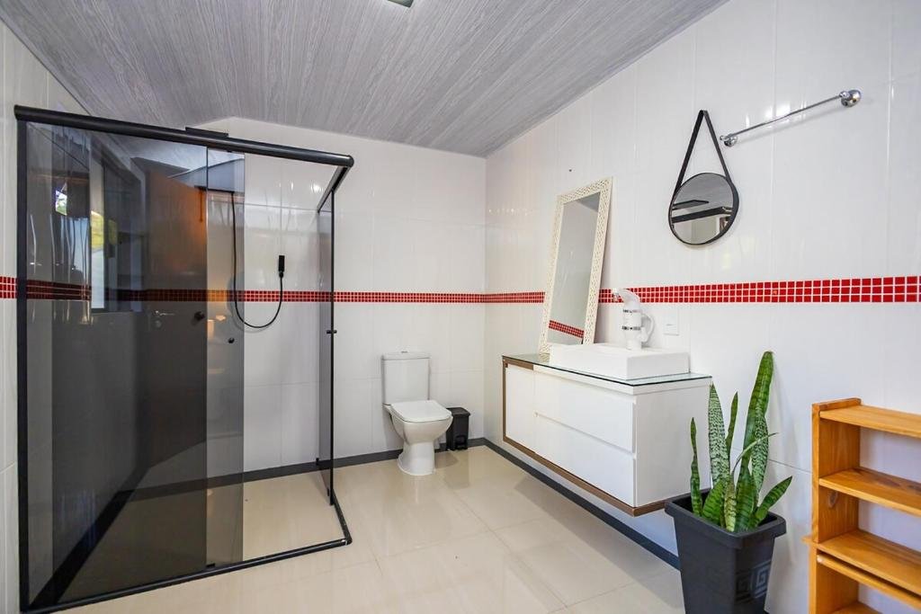 Banheiro moderno com box de vidro