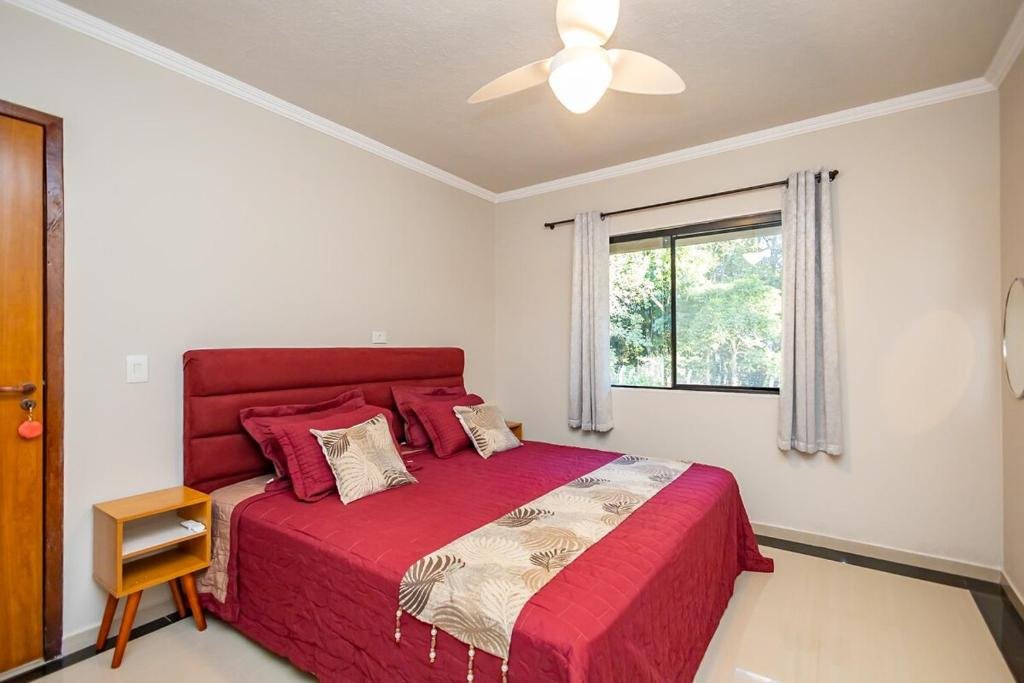 Quarto com cabeceira vermelha