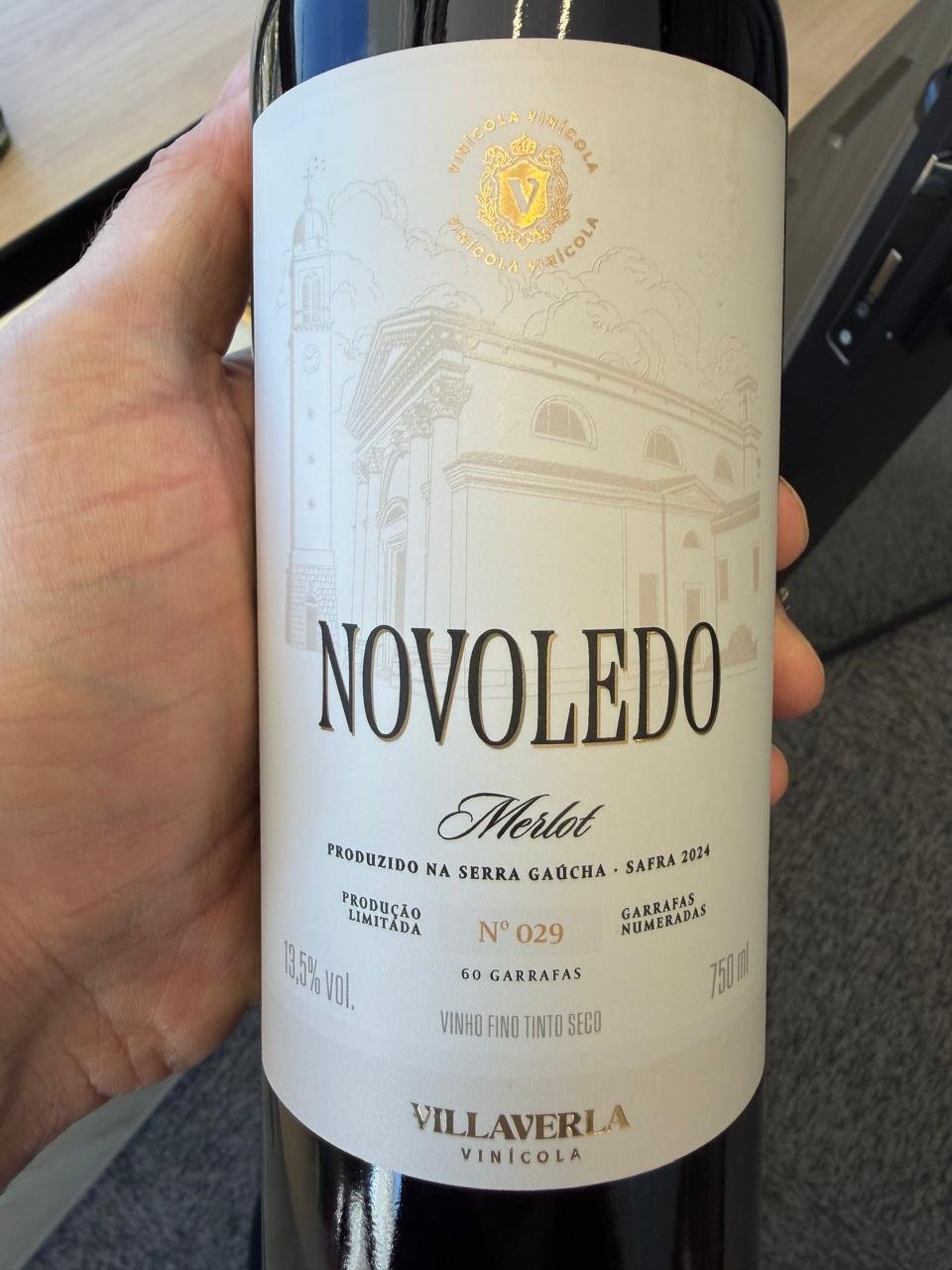 Detalhe do rótulo do vinho Novoledo