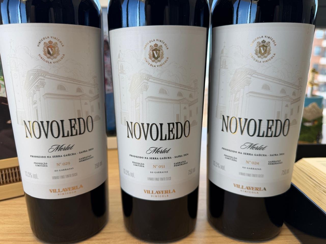 Garrafas do vinho Novoledo da Vinícola Villaverla